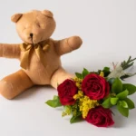 Arranjo de 3 Rosas Vermelhas e Pelúcia