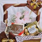 Cesta de aniversário com rosas e chocolates