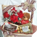 Cesta especial para presente com arranjo de rosas, pelúcia e chocolates