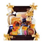 Cesta De Café Da Manhã No Baú Rustico