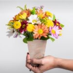 Arranjo de Margaridas Coloridas e Folhagem