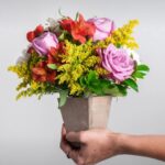 Arranjo Bicolor de Rosas e Astromélias