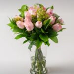 Arranjo de 18 Rosas Rosadas e Folhagens em Vaso