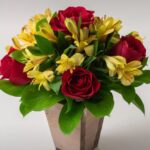 Arranjo Pequeno de Rosas Vermelhas e Astromélias