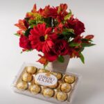 Arranjo de Flores Mistas Vermelhas e Chocolates