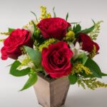 Arranjo Pequeno de Rosas e Astromélias