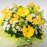 Arranjo de Gérberas e Margaridas Brancas e Amarelas