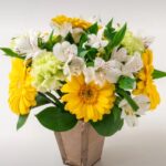 Arranjo de Gérberas e Astromélias Amarelas e Brancas