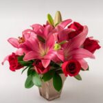 Arranjo de Lírios e Rosas Vermelhas