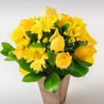 Arranjo de Margaridas e Rosas Amarelas