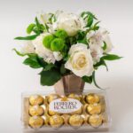 Arranjo de Rosas e Astromélias em Vaso e Chocolate